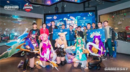前往冠军之路！ Top Esports 官方关注了 Kanavi 、教练 Hongmi 和刘青松的微博