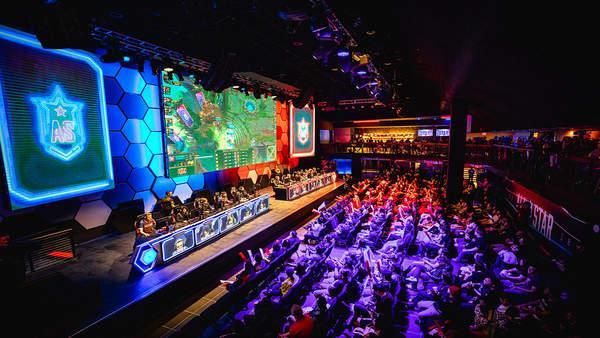 Life谈英雄池： 会根据FPX阵容需要去做搭配 有经验所以玩的多