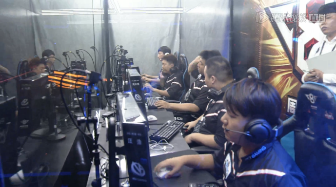 Royal Never Give Up 教练：第二把战术重点是卢娜，但可能前期处理出了点问题