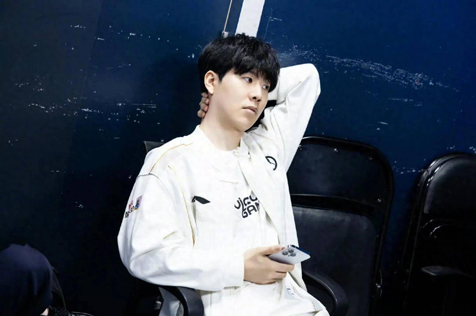 FoFo ：这赛季自己表现还可以吧，想办法为队伍多做一点