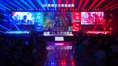 开玩笑的！ GALA Comet EZ 疯狂击杀蝙蝠 JIEJIE ，用致命的剪刀脚 Invictus Gaming 扫除 FunPlus Phoenix 。